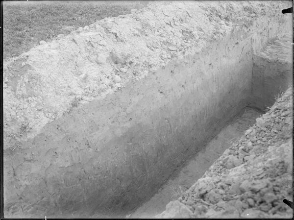De gracht van de bandceramische vesting, coupe door de gracht ten N van de (Rom.) veldweg dicht bij de grote weg naar